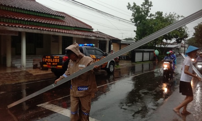 Hujan Angin di Purbalingga Tumbangkan Pohon dan Terbangkan Kanopi Rumah Warga