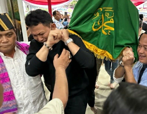 Raja Pun Edward Nangis Saat Gotong Keranda Ibunda Komjen Tomsi