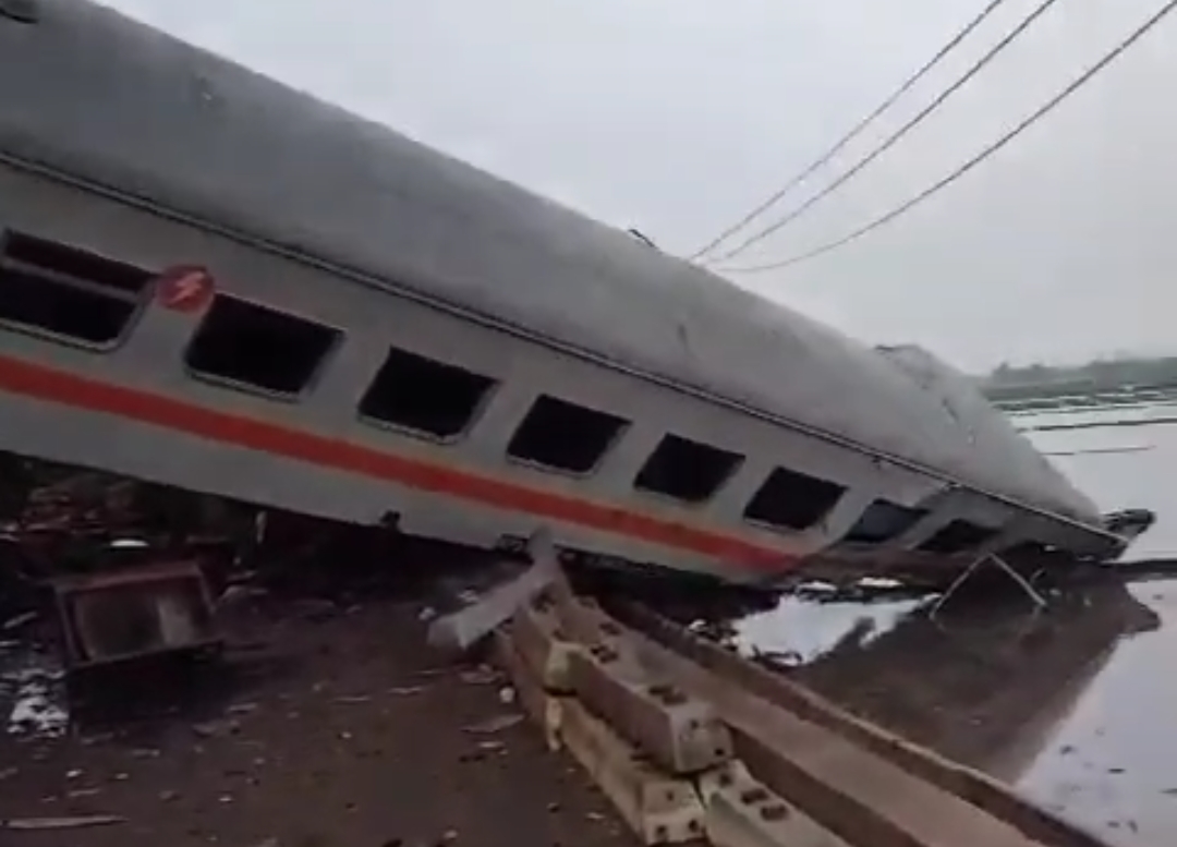 Tabrakan Maut KA Turangga dan KA Lokal Bandung, Gerbong Sampe Remuk dan Nyusruk ke Sawah