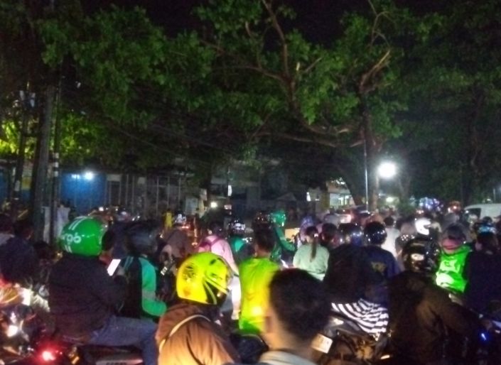 Dampak Cuaca Ekstrem, Pengendara Berjuang Keras Hindari Genangan Air Jembatan Parung Serab 