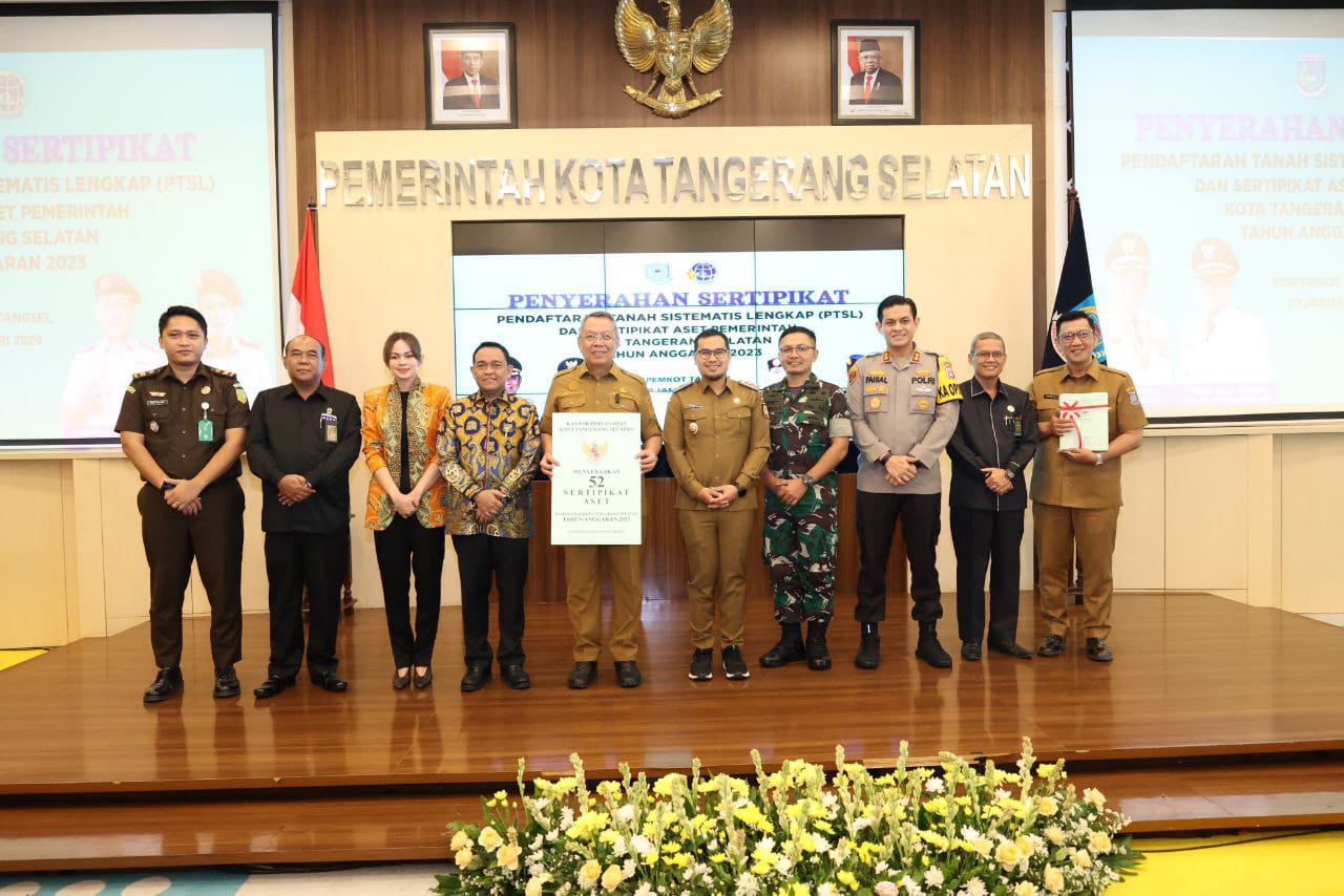 Benyamin Davnie Bersama Kantah Tangsel Serahkan Puluhan Sertipikat Tanah Milik Warga