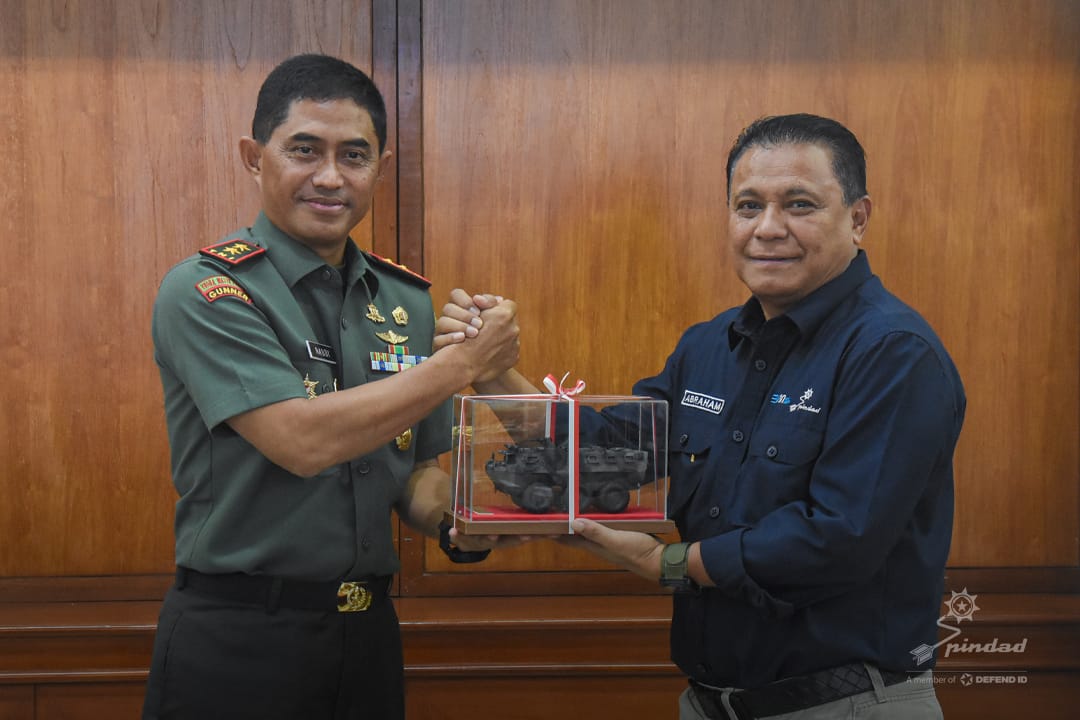 Dukung Industri Dalam Negeri Danpussenarmed Tinjau Produk PT Pindad