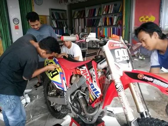 10 Cara Menghilangkan Bekas Stiker di Motor dengan Mudah dan Efektif