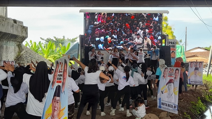 Emak-emak Pendukung Paslon 02 Senam Gemoy di Bawah Jembatan Tol Weleri