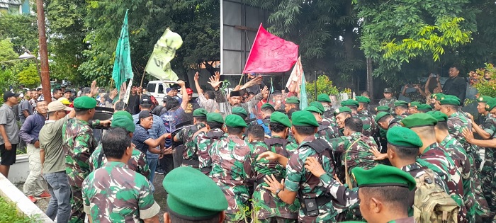 Prajurit Kodim 0715/Kendal Pukul Mundur Massa Anarkis di Kantor KPU