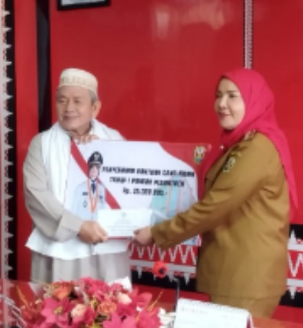 Wali Kota Eva Serahkan Dana Bantuan 73 Ponpes Tahap 1