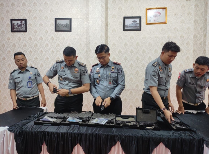 Pastikan Berfungsi Baik, Rutan Sukadana Rutin Periksa Senpi Petugas