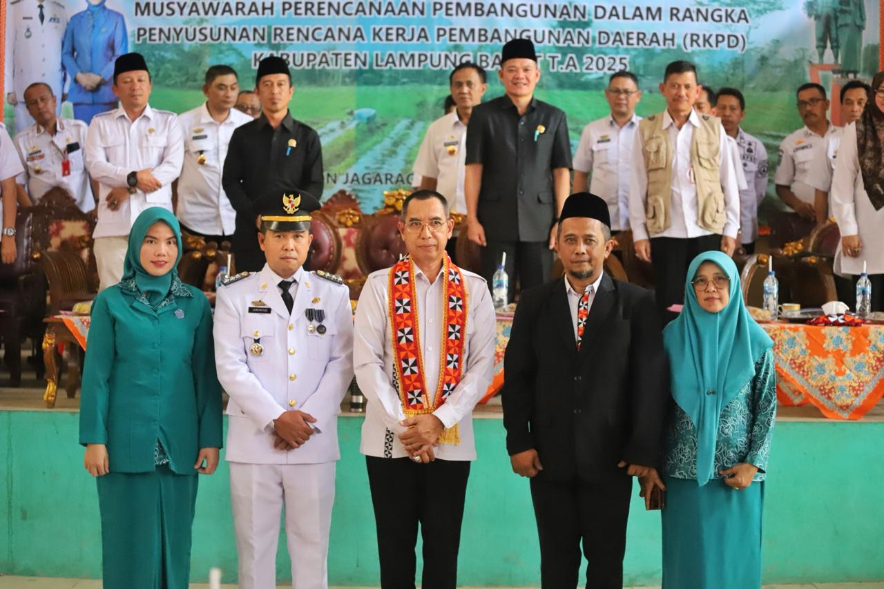 Pj. Bupati Nukman Saksikan Serah Terima Jabatan Camat Sukau