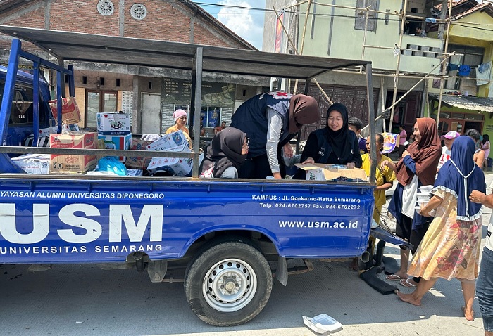 Tanggap Bencana, USM Bantu Korban Banjir Karanganyar Demak
