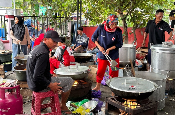 PMI Demak Salurkan Bantuan pada Warga Terdampak Banjir di Karanganyar Demak