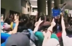 Kompak Teriak Prabowo Kalah, Massa Pemilih di KBRI Negeri Jiran Acungkan 1 dan 3 Jari 