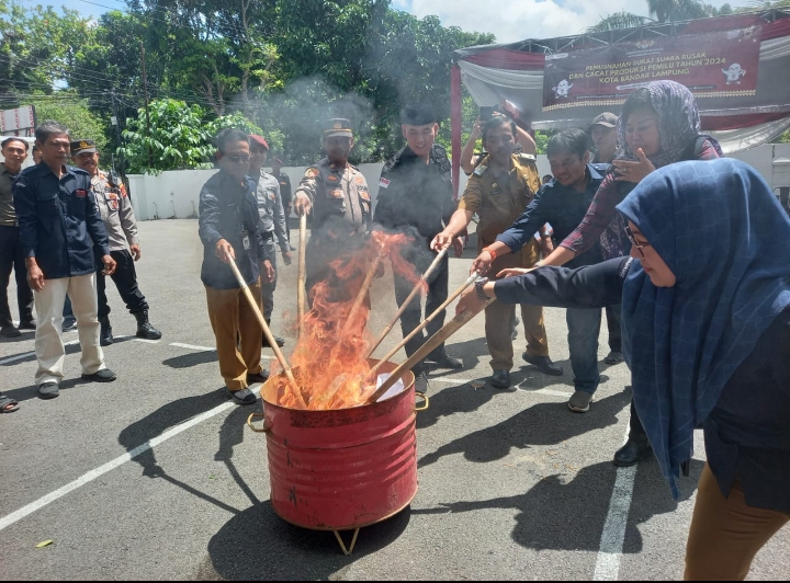 Rusak, KPU Bandarlampung Musnahkan 320 Surat Suara