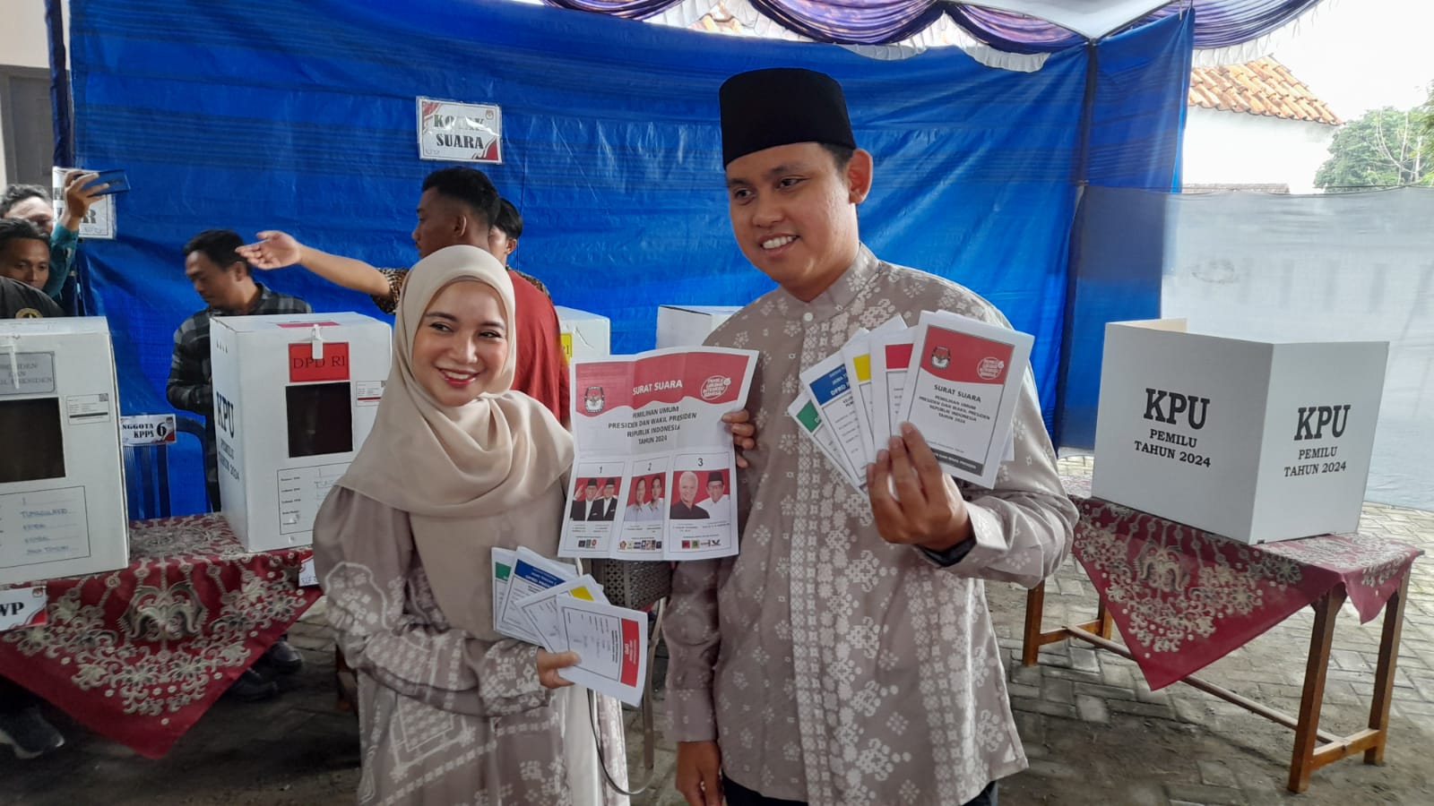 Bupati Kendal dan Istri Nyoblos di TPS 1, Dico: Pilihannya Rahasia