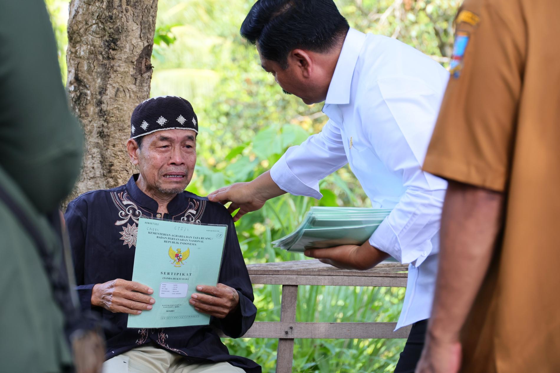 Nelayan dari Serang Tak Menyangka Menteri ATR/Kepala BPN Datang Berikan Sertipikat Tanah