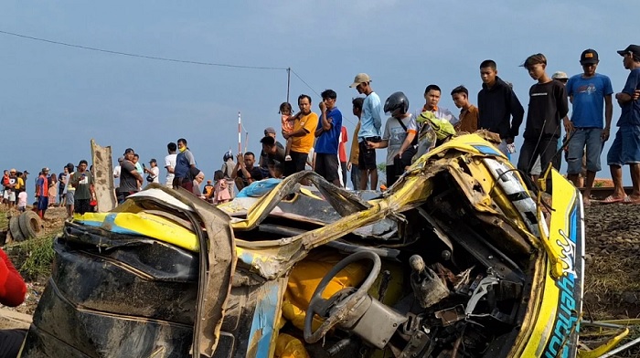 Kronologi KA Manahan Tabrak Dump Truck di Brebes,  Sopir dan Anaknya Tewas