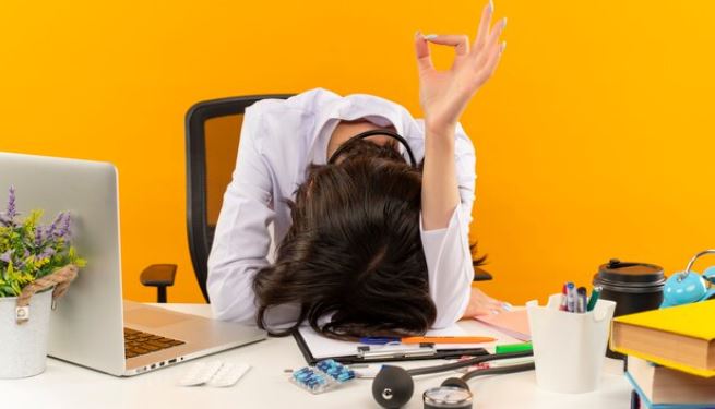 10 Cara Menghilangkan Kantuk Saat Bekerja