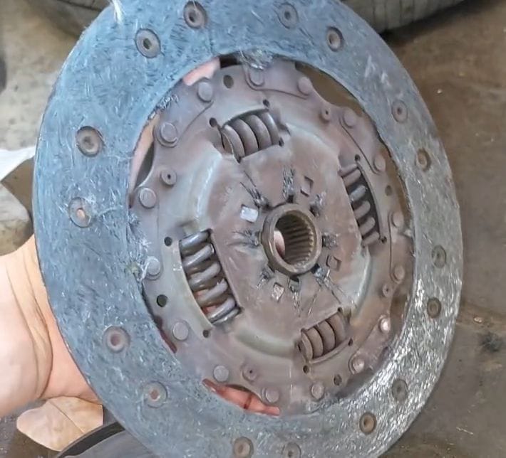 Ini Ciri-Ciri Kampas Kopling Mobilmu Mulai Habis, Simak!