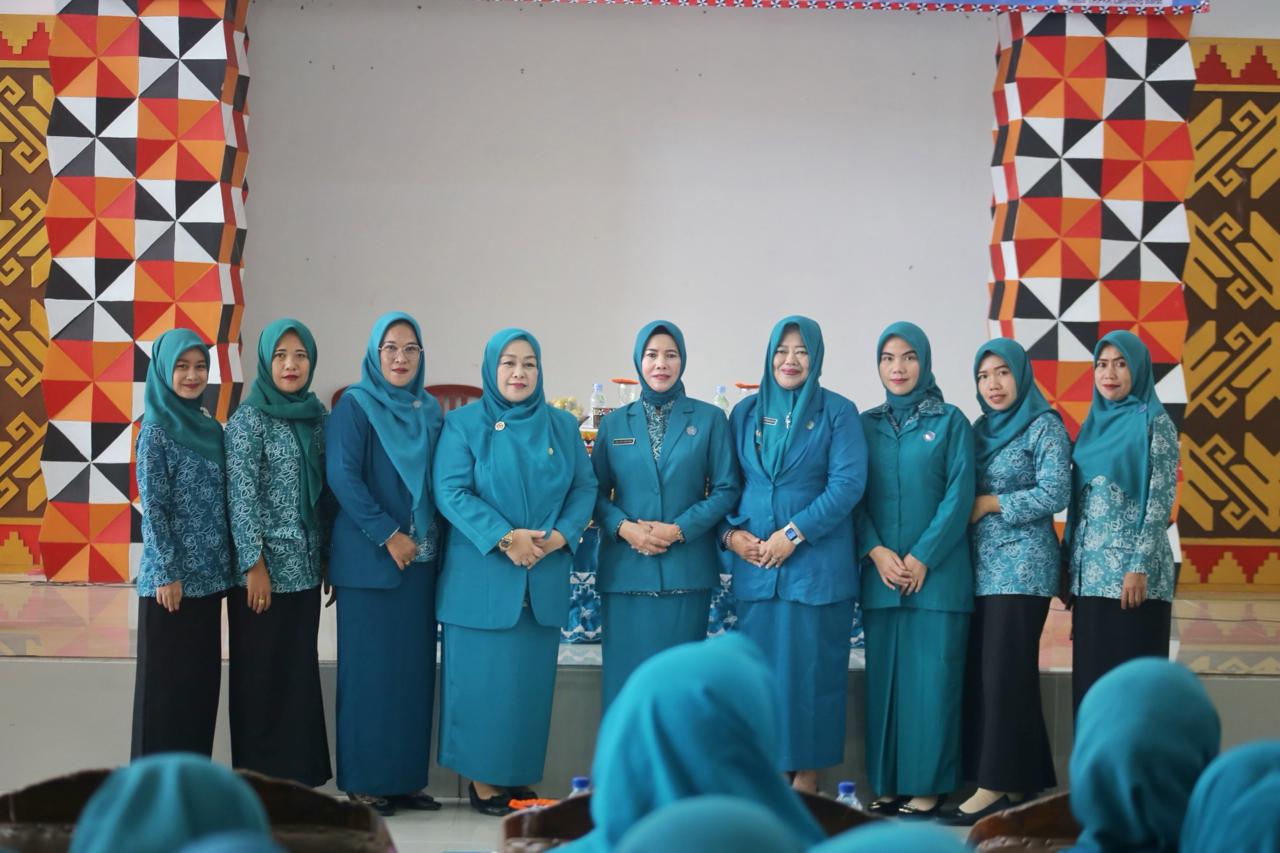 Ketua TP PKK Zelda Naturi Nukman Lantik Ketua TP PKK Kecamatan Wilayah Lampung Barat.