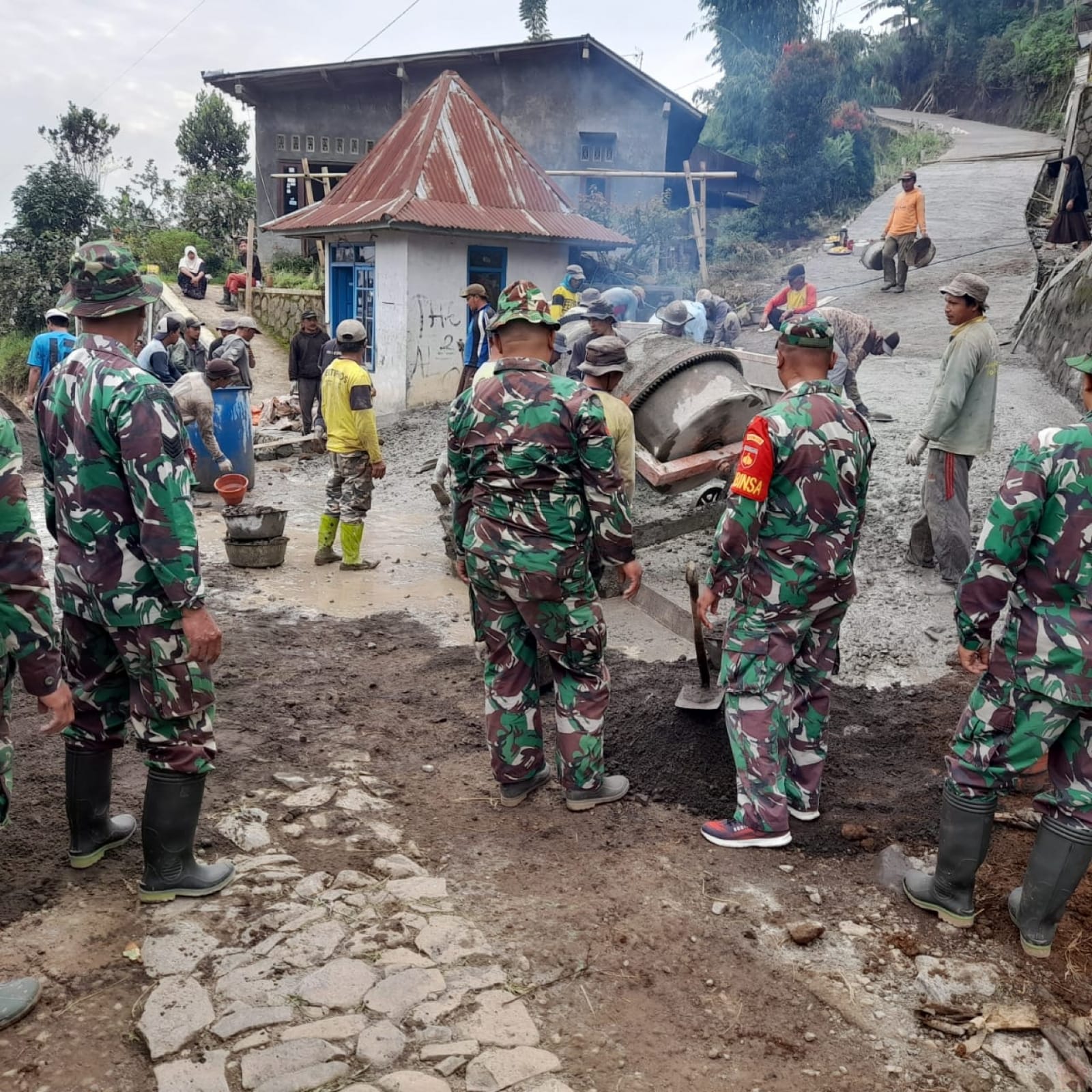 Hari Ke -11, Satgas TMMD dan Masyarakat Kebut Pengecoran Jalan Dengan Penuh Semangat