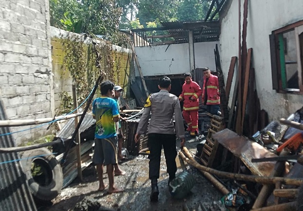 Lupa Matikan Tungku, Rumah dan Seekor Kambing di Bojongsari Terbakar