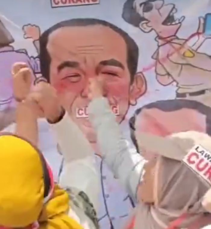 Emak-emak Sambil Teriak Nonjok Spanduk Gambar Muka Jokowi 