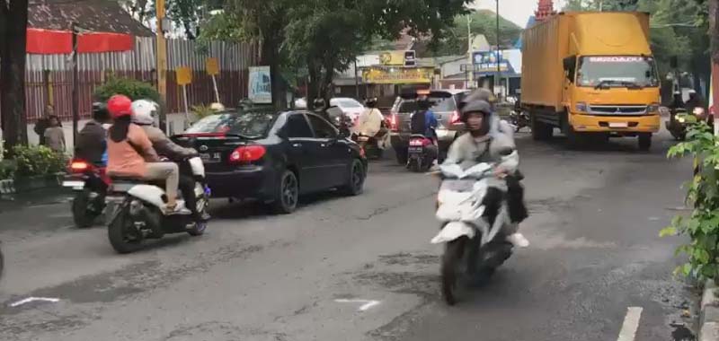 Begini Kebiasaan Jelek Emak-emak Naik Motor di Jalan Raya, Berujung Kematian Saat Membonceng Dua Anaknya