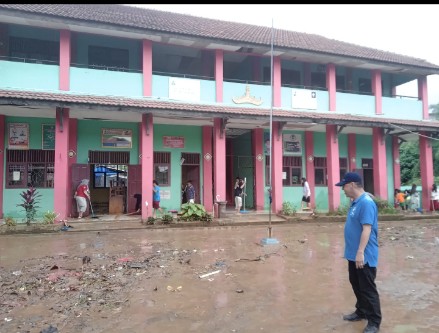 Banjir Tinggalkan Lumpur, 26 Personel. BPBD Balam Bersihkan