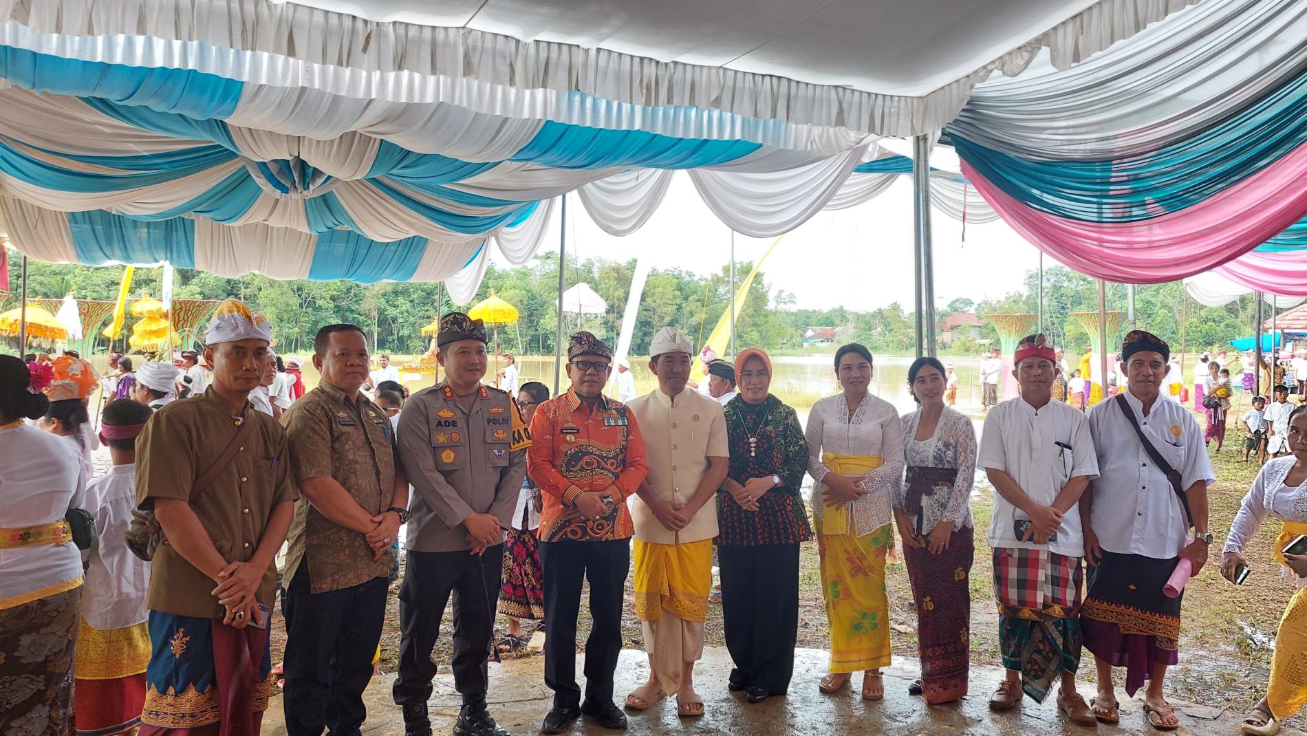 Bupati Mesuji di Dampingi Kapolres Mesuji Hadiri Upacara Perayaan Nyepi Tahun Baru Saka 1945.