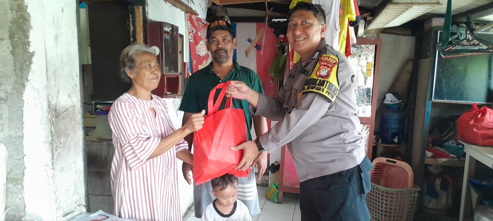 Buruh Cuci Gosok Dapat Santunan dari Kapolsek Ciputat Timur 