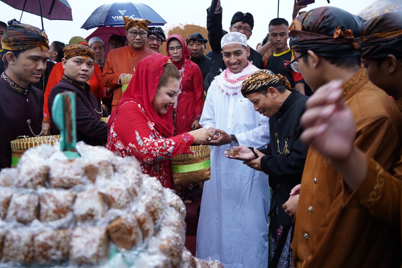 Dugderan Diwarnai Hujan, Mbak Ita Bagikan Kue Ganjel Rel Usai Bacakan Suhuf Halaqah