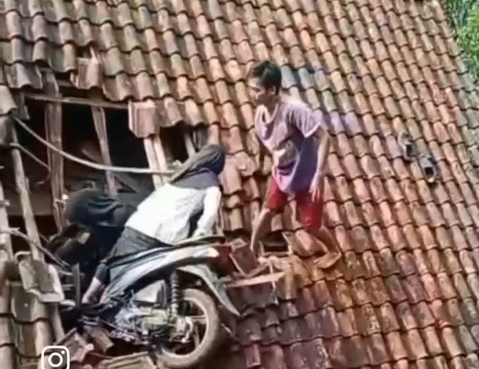 Viral Kejadian Langka, Motor Terbang Mendarat di Atas Genteng