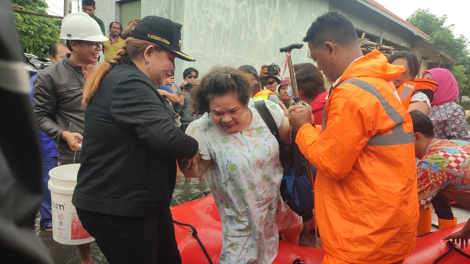 Kota Semarang Dikepung Banjir, Wali Kota Bantu Proses Evakuasi Warga 