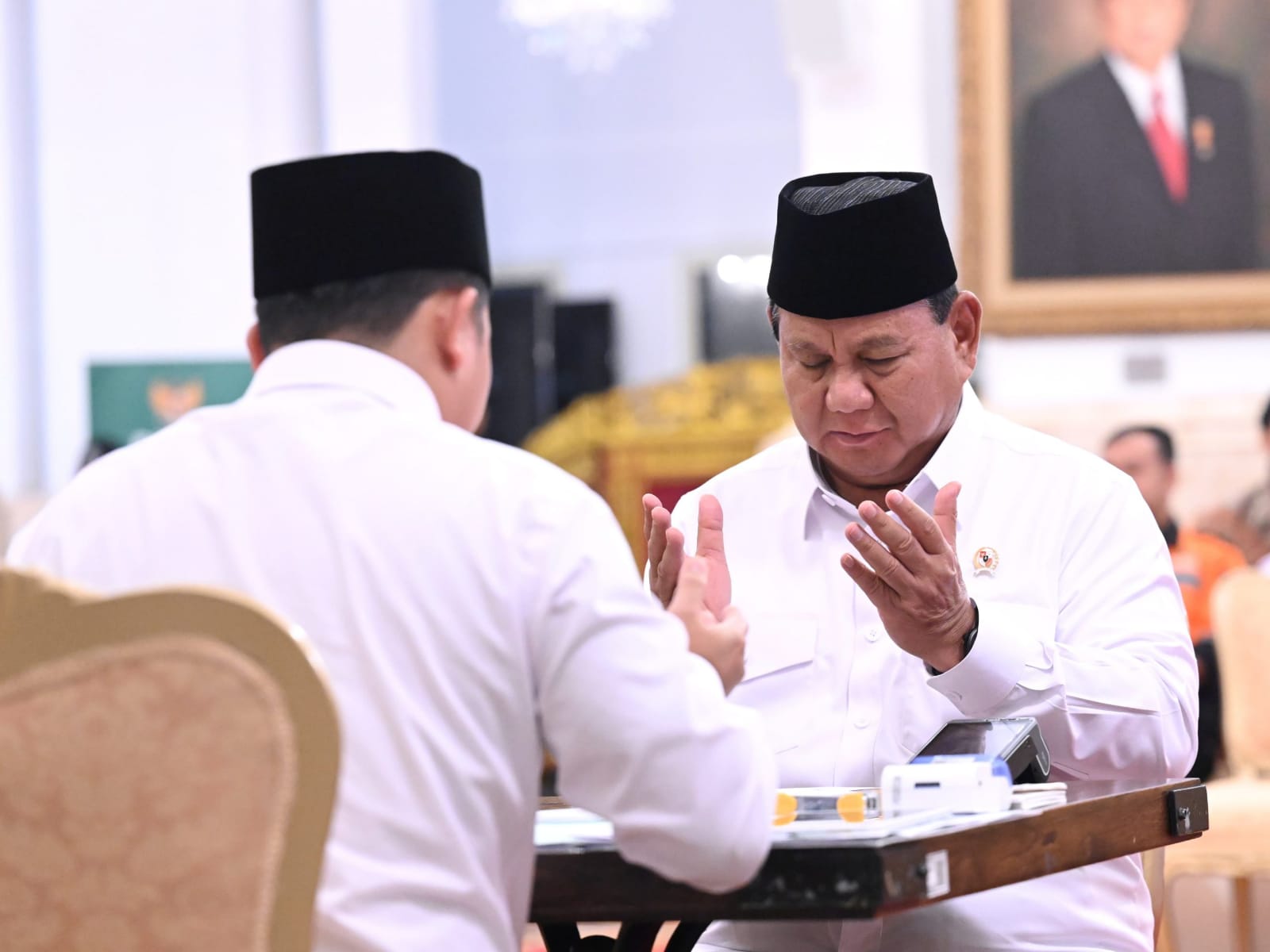 Hari Kedua Ramadhan, Menhan Prabowo Bayar Zakat Fitrah di Istana Negara