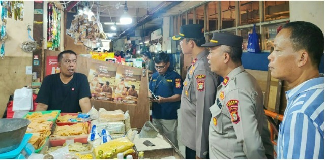 Tinjau Stabilitas Harga Sembako di Bulan Ramadhan, Pesan Kapolsek Tebet ke Pedagang Jual Standar HET