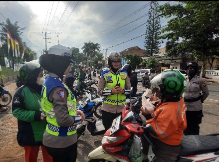 Polwan Polresta Balam Patroli Dialogis Penjualan Takjil