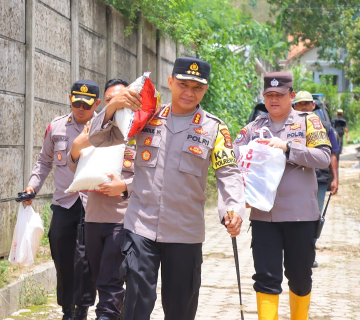 Korban Kebakaran Way Gubak Dapat Bantuan Sembako Kapolresta Balam