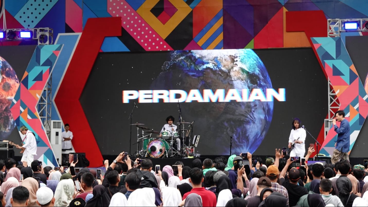 Band GIGI Serukan Perdamaian Bersama Ribuan Santri PeaceSantren di Azziyadah