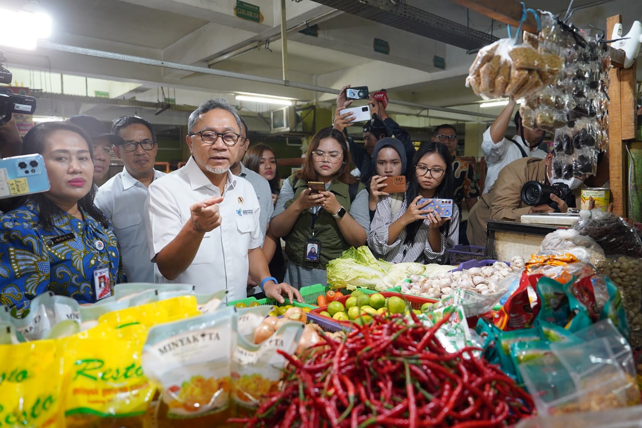 Mendag Tinjau Stok dan Harga Bapok di Pasar Kramat Jati Jakarta