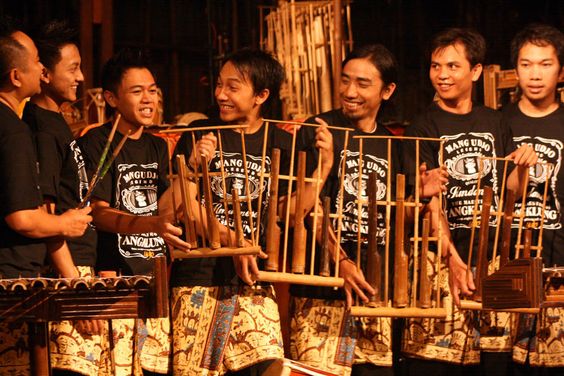 Angklung Dimainkan dengan Cara? Simak Penjelasanya