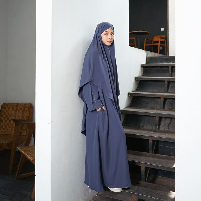 Inspirasi Set Abaya Ala Natasha Rizky, Modis tapi Tetap Syari