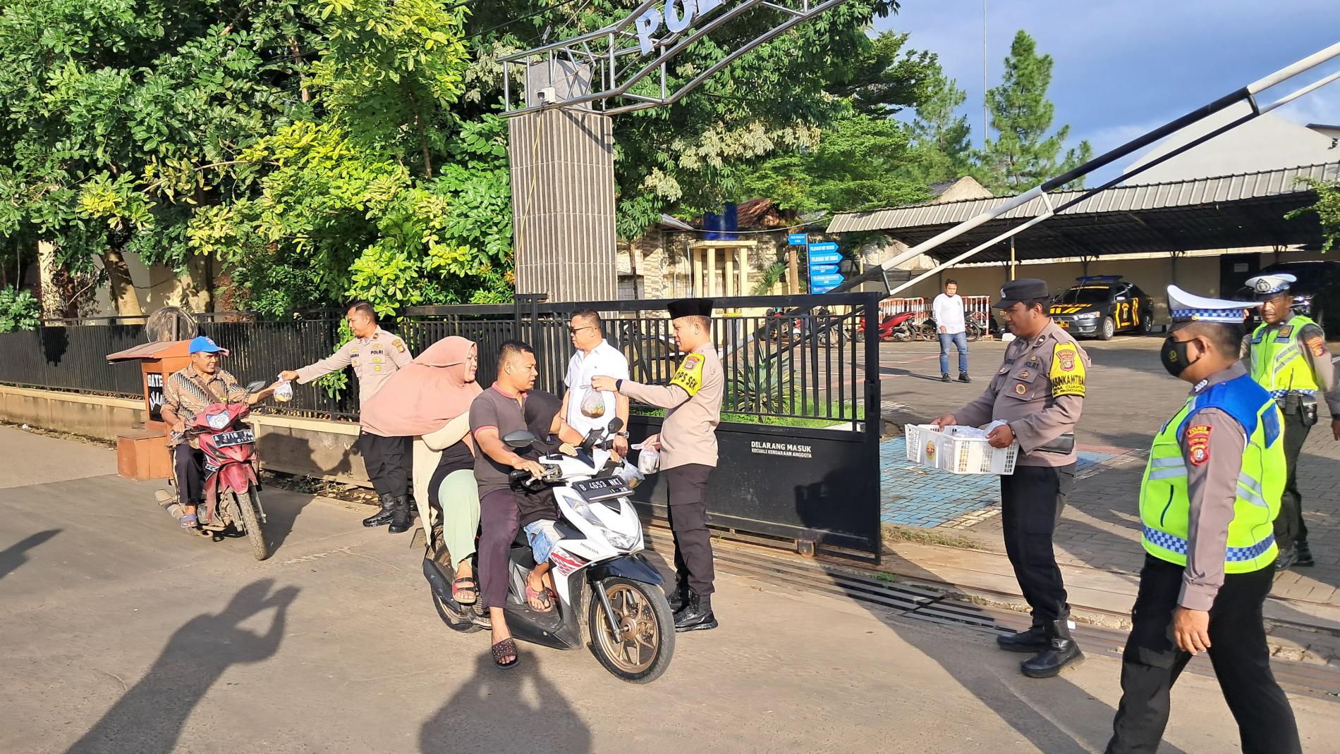 Ramadhan Penuh Berkah, Kapolsek Pagedangan AKP Daniel Dirgala dan Jajaran Berbagi Takjil