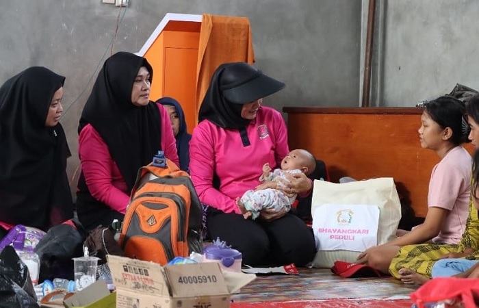Bhayangkari Demak Sambangi Korban Banjir di Pengungsian