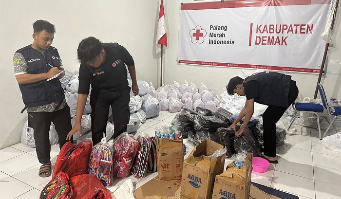 USM Terjunkan Mahasiswa Bantu Korban Banjir di Demak