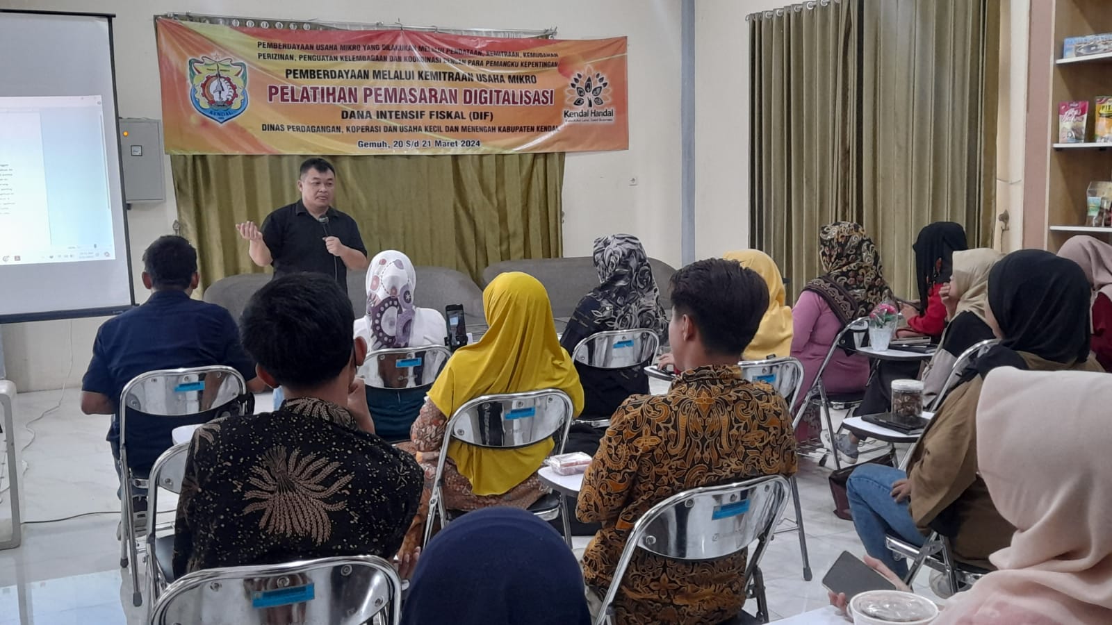 Disdagkop dan UKM Kendal Dorong Pelaku UMKM Belajar Live Tiktok dan Shopee