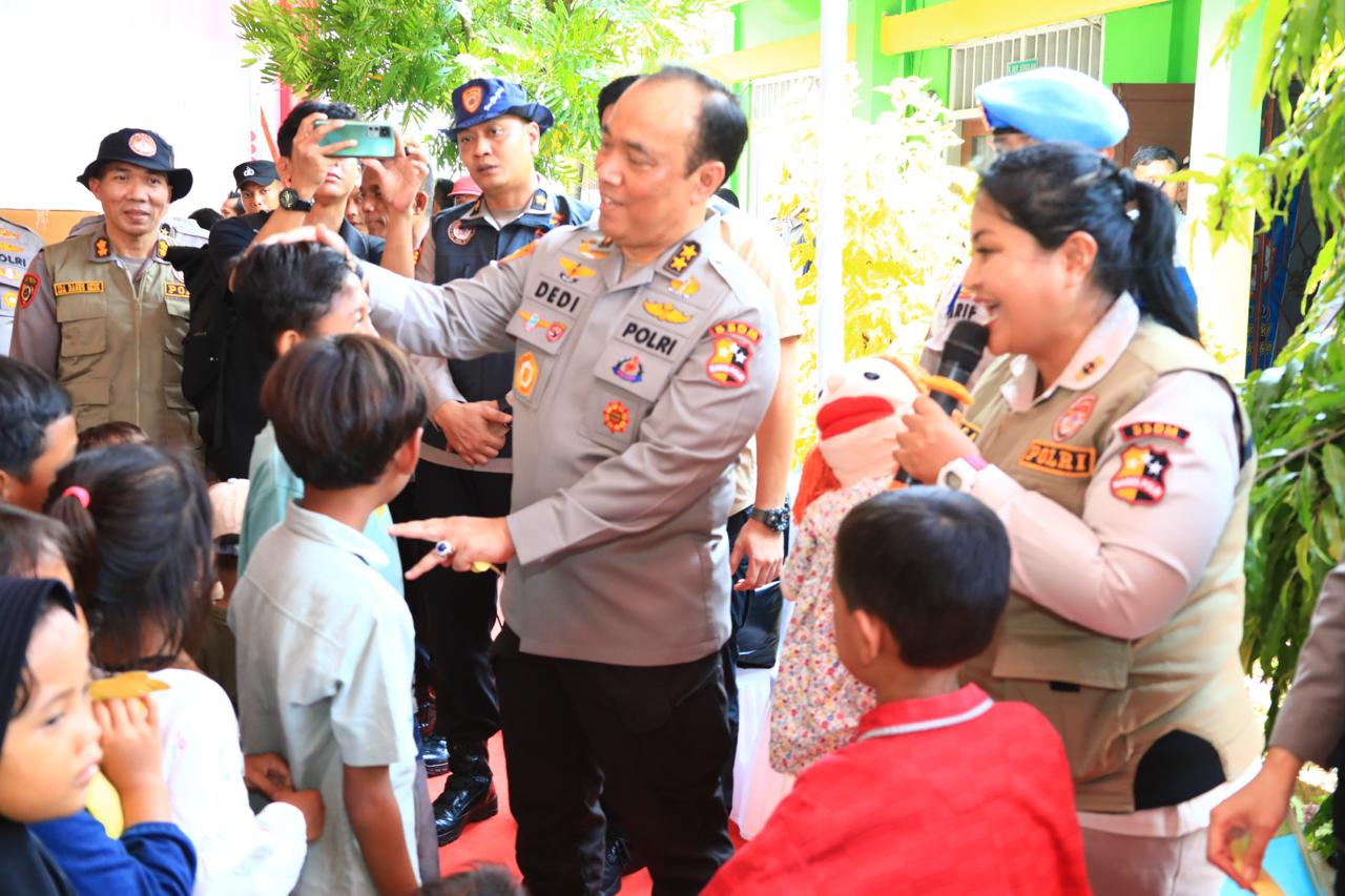 Irjen Dedi Tak Segan Berinteraksi dengan Anak-anak Korban Banjir Kabupaten Demak