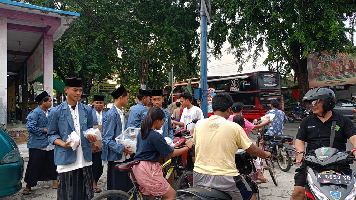 Indahnya Berbagi, Santri Pesantren Duta Aswaja Kudus Salurkan Takjil
