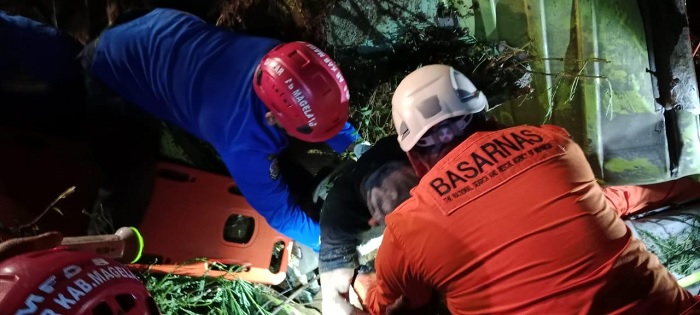 Rem Blong, Truk Box Bermuatan Air Mineral Tabrak Tebing di Magelang