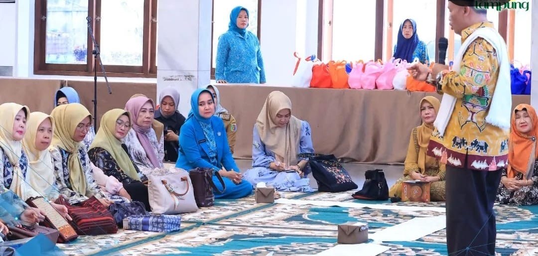 Riana Sari Arinal mengikuti Pengajian Rutin Bulan Ramadan 1445 H