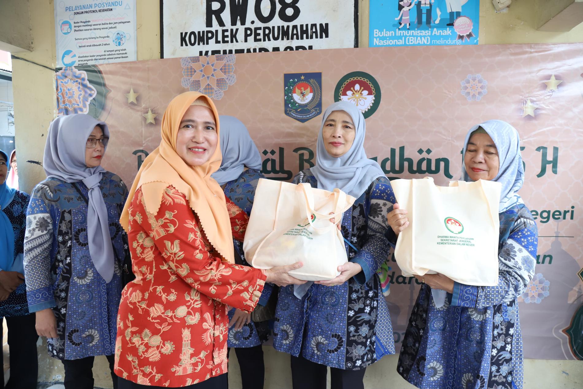 DWP Kemendagri Bagikan 120 Paket Sembako di Kompleks DDN Kota Tangerang