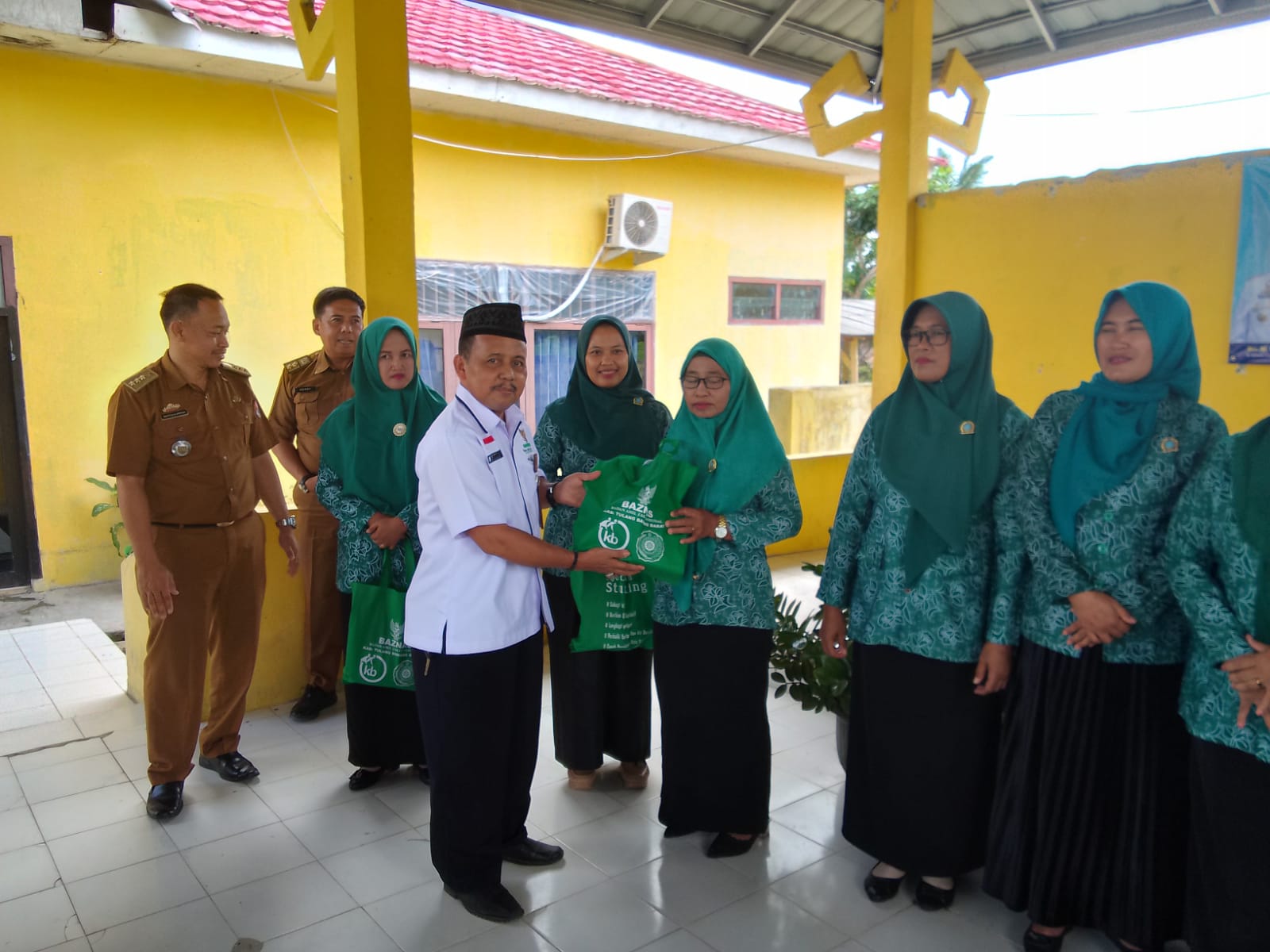 Turunkan Stunting, Baznas Tubaba Bagikan 1.182 Paket Sembako